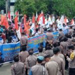 Aksi Buruh di Kantor Gubernur Bengkulu