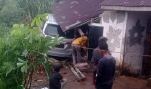 Rumah Warga Penyangkak Diseruduk Avanza