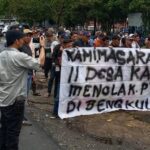 Warga 11 Desa Gelar Aksi di DPRD BU