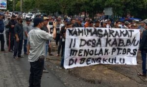 Warga 11 Desa Gelar Aksi di DPRD BU