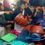 Tak Peduli Hujan Deras, Ibu-bu Serbu Obral di Pasar Malam