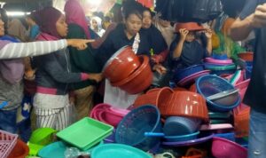 Tak Peduli Hujan Deras, Ibu-bu Serbu Obral di Pasar Malam