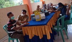 Usai Gebyar Vaksin, Pemdes Talang Kering Bagikan Minyak Goreng Gratis