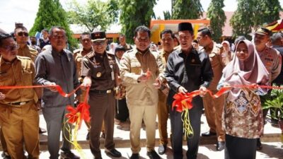 Bupati Askolani Resmikan Gedung SMP N 1 Banyuasin III, dan Serahkan Buku Tulis Siswa