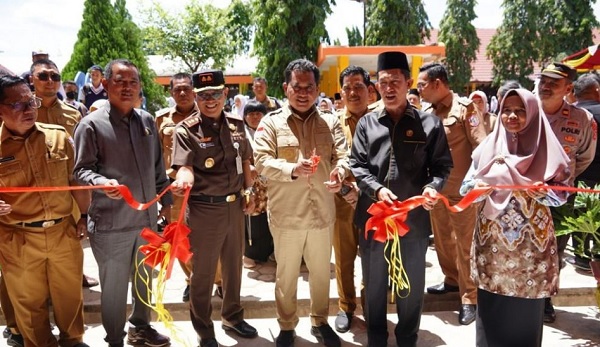 Bupati Askolani Resmikan Gedung SMP N 1 Banyuasin III, dan Serahkan Buku Tulis Siswa Peresmian Gedung SMP Banyuasin III