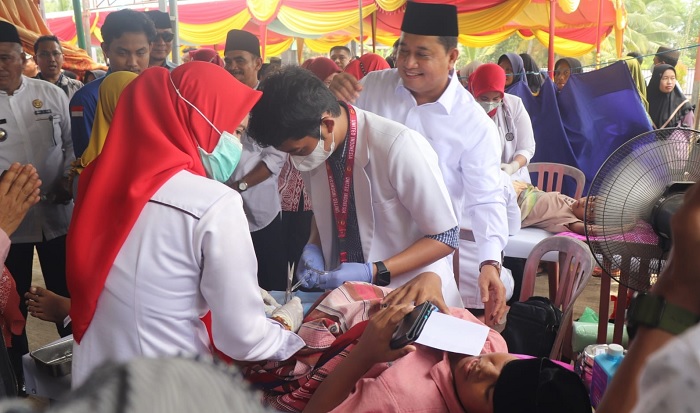Bupati Askolani Tinjau Khitanan Massal di Muara Telang Askolani Tinjau Sunatan Masal