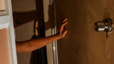 Suami Pergoki Selingkuhan Istrinya Sembunyi di Balik Pintu