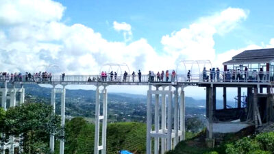 Destinasi Wisata Memukau, Jembatan Kaca Kemuning Sky Hills