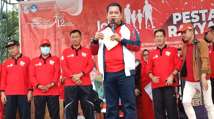 Peringati Hari Jadi ke-21, Pemkab Banyuasin Gelar Lomba Jalan Sehat 1. Askolani Lepas Peserta Jalan Santai