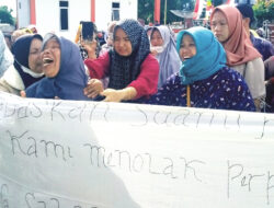 Suaminya Ditahan, Emak-emak di Bengkulu Utara Berteriak Memohon Bantuan Dewan