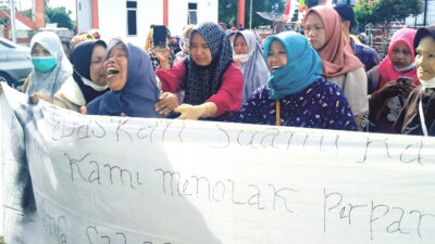 Suaminya Ditahan, Emak-emak di Bengkulu Utara Berteriak Memohon Bantuan Dewan