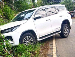 Mobil Dinas Wabup Mukomuko Tabrakan