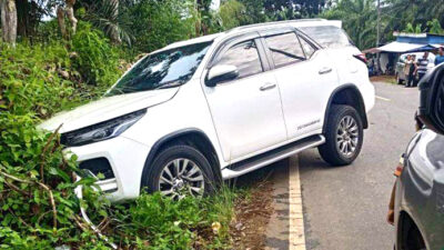 Mobil Dinas Wabup Mukomuko Tabrakan