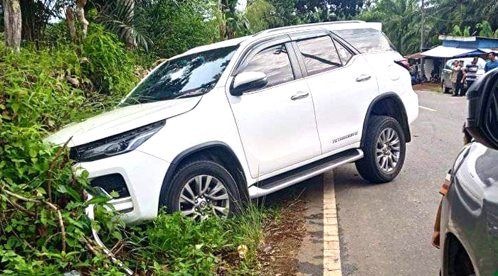 Mobil Dinas Wabup Mukomuko Tabrakan Mobil wabup Mukomuko Tabrakan