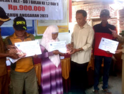 Usai Salurkan BLT, Pemdes Penyangkak Pasang Stiker Keluarga Pra Sejahtera