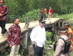 Bupati Askolani Tinjau Jembatan Rusak di Muaro Baru