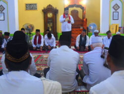 Safari Ramadhan di Desa Teluk Betung, Bupati Askolani Sampaikan Komitmen