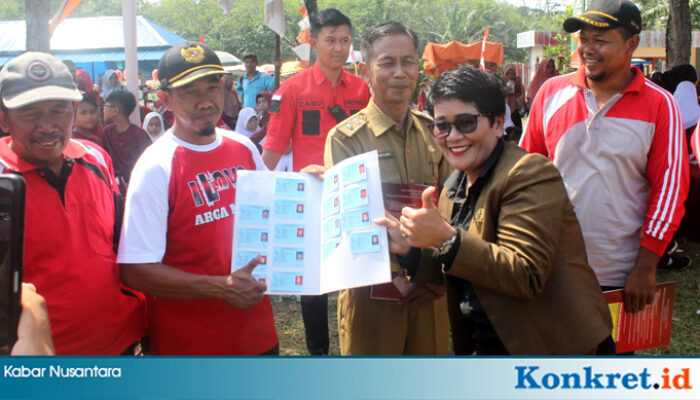 Hadiri Lomba Masak Serba Ikan, Ketua DPRD BU Serahkan KTP Bagi Pemula