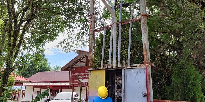 Percikan Api dari Korsleting Jaringan TR di Depan Polres BU Membuat Panik warga