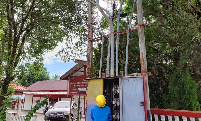 Percikan Api dari Korsleting Jaringan TR di Depan Polres BU Membuat Panik warga Korsleting TR