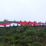 Bendera Raksasa dikibarkan di Bukit Kaba