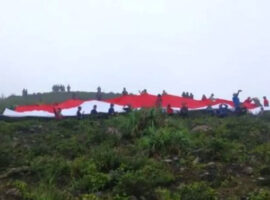 Sang Merah Putih Raksasa Berkibar di Puncak Bukit Kaba