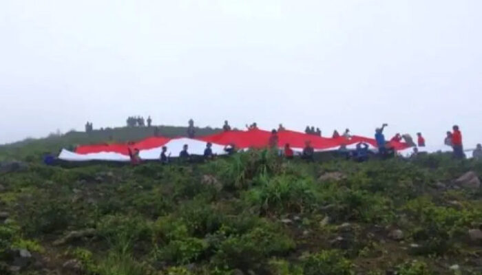 Sang Merah Putih Raksasa Berkibar di Puncak Bukit Kaba