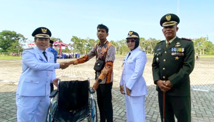Penyandang Disabilitas di Mukomuko Dapat Kursi Roda dari Bupati