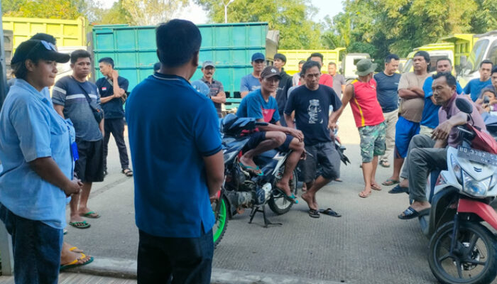 Terkait dengan Barcode, Supir Truk Batubara Gelar Aksi Protes di SPBU Lais