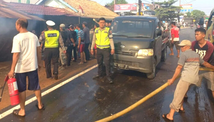Personel Polres Banyuasin Diturunkan Amankan Lokasi Kebakaran di Talang Kelapa