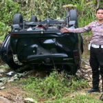 Mobil Terguling ke jurang