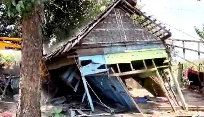 Puluhan Warung Esek-esek di Kandeman Dibongkar Paksa