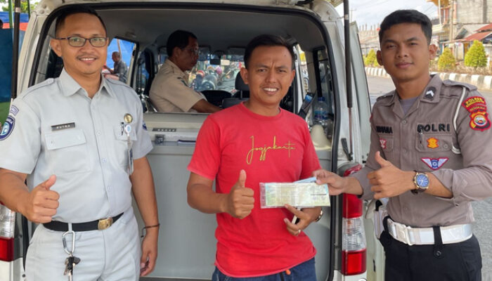 Masyarakat Sambut Antusias Samsat Holiday yang Digelar Polres BS