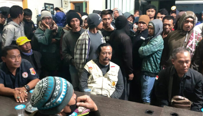 Diduga Lakukan Pemerasan, 3 Pria Mengaku Wartawan Ditangkap dan Diarak Massa
