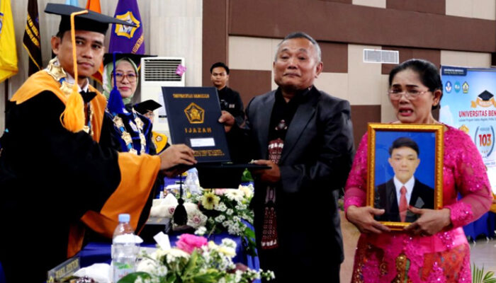 Mengharukan, Saat Orang Tua Mewakili 2 Wisudawan Unib Yang Telah Meninggal