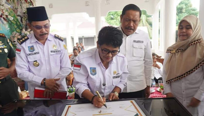 Hadiri Pengukuhan Pengurus APDESI, Ketua DPRD BU Teken Piagam Pencanangan Desa Cinta Statistik