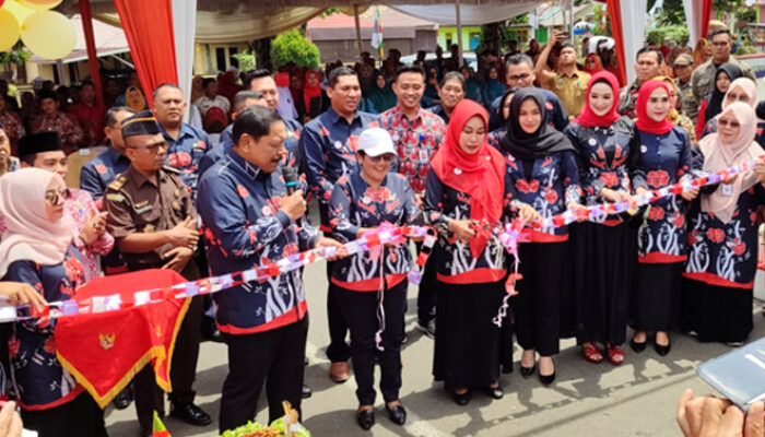 Ketua DPRD BU Gunting Pita Menandai Pembukaan Pekan Raya Arga Makmur