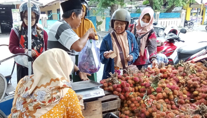 Jualan Rambutan di Trotoar, Pria ini Hasilkan Cuan Hingga Puluhan Juta