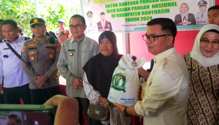 Pj Bupati Banyuasin Salurkan Cadangan Pangan 2024 di Rantau Bayur