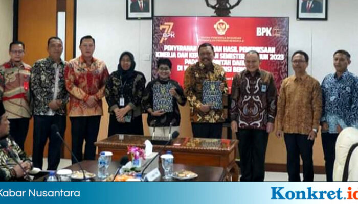 Ketua DPRD BU Dampingi Bupati Serahkan LHP ke BPK RI