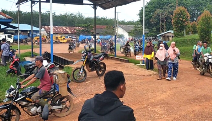Ratusan Karyawan PT Melania Shamrock Group Gelar Aksi Tuntut Pembayaran Upah