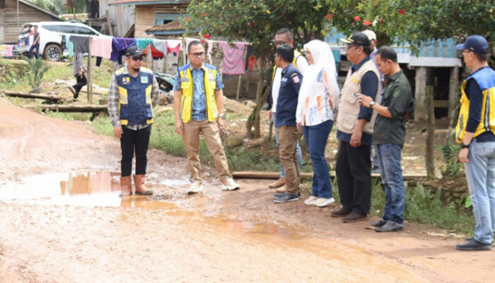 Respon Cepat Pj Bupati Banyuasin, Tinjau Langsung Kerusakan Jalan Poros di Kecamatan Rambutan