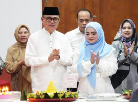Rayakan Milad Istri, Pj Bupati Banyuasin bersama Keluarga Berbagi dengan Yatim Piatu