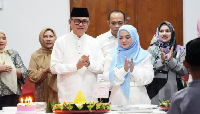 Rayakan Milad Istri, Pj Bupati Banyuasin bersama Keluarga Berbagi dengan Yatim Piatu