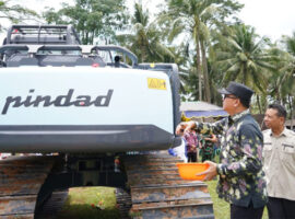 Pj Bupati Banyuasin M Farid Serahkan Bantuan Excavator