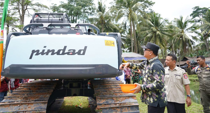 Pj Bupati Banyuasin M Farid Serahkan Bantuan Excavator