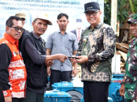 Pj Bupati Banyuasin Serahkan Bantuan Pompa Air dari Kementerian ke Kelompok Tani