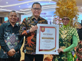 Pj. Bupati Banyuasin Terima Penghargaan Penanggulangan AIDS-TBC-MALARIA 2024