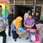 Pemdes Kembang Manis Beri Makanan Tambahan Untuk Ibu Hamil dan Balita Stunting Kembang Manis