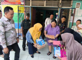Pemdes Kembang Manis Beri Makanan Tambahan Untuk Ibu Hamil dan Balita Stunting